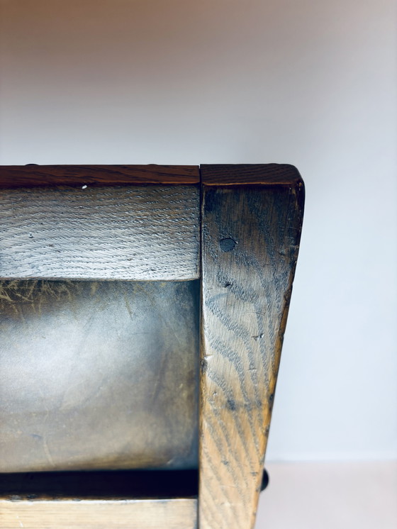 Image 1 of 🪑 Vintage eikenhouten armstoel met origineel leren bekleding (1920–1950)