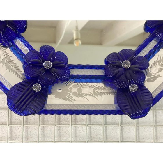 Image 1 of Espejo de pared octogonal veneciano italiano de cristal de Murano con detalles florales azules tallados a mano.
