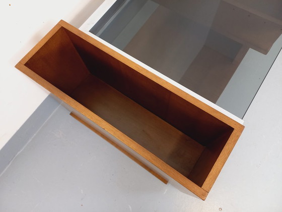 Image 1 of Vintage modernistische rechthoekige salontafel met houten nissen, chroom en rookglas uit de jaren 70.