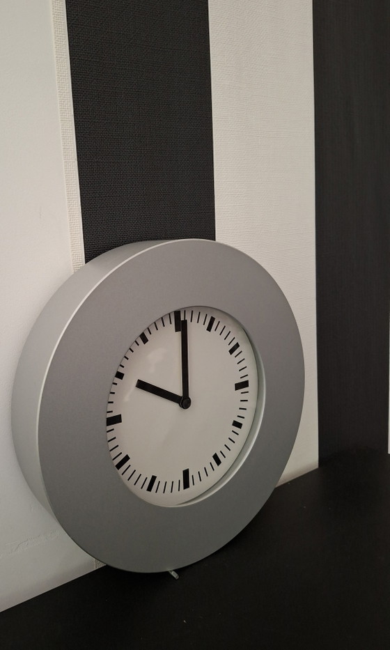 Mikael Warnhammar Voor Ikea Zeldzame Wandklok Klunsa Uit 2001 Met Mat Metalen Metallic Zilveren Rand. (photo 4 of 8)