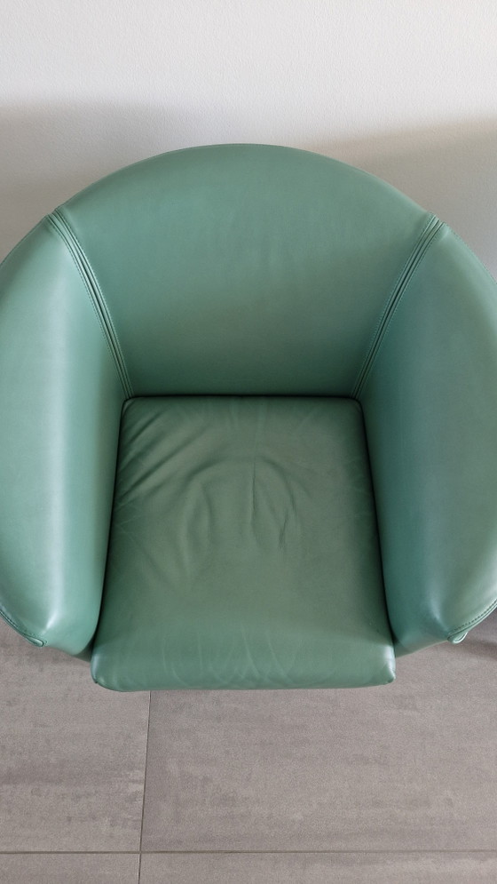 2 Wittmann armchairs model Aura designed by Paola Piva, green – Leather, Metal (photo 6 of 6)