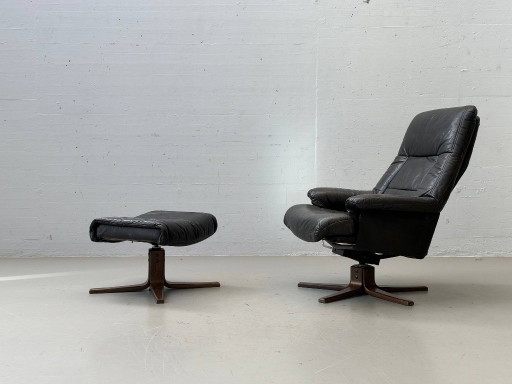 Poltrona Relax Vintage con Pouf – Pelle Nera & Legno, Scandinavia, Anni '70