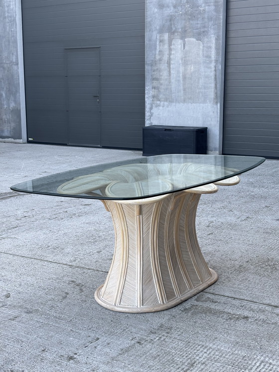 Image 1 of Grote Hollywood Regency eettafel in “pencil reed” rotan met afgeschuind glas, jaren 80