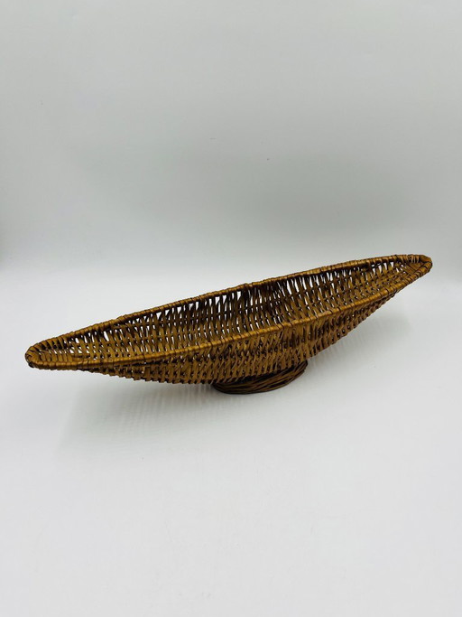 Cesta alargada vintage de mimbre tejido.