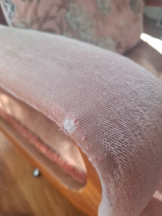 Image 1 of Sessel und Hocker im Stil der 70er Jahre in Altrosa. Beide stehen auf stabilen Metallbeinen und sind um 360° drehbar.