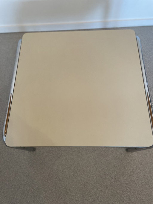 Table basse futuriste (Tecta)