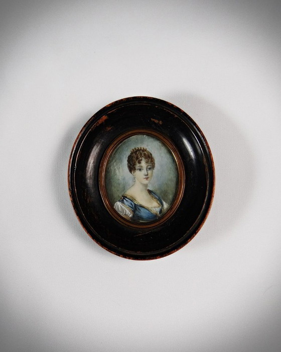 Image 1 of Tondo retrato en miniatura de una mujer de estilo Imperio pintado a mano al gouache siglo XIX