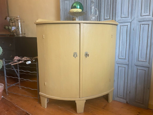 Armario de cocina esquinero del siglo XIX con puertas abombadas