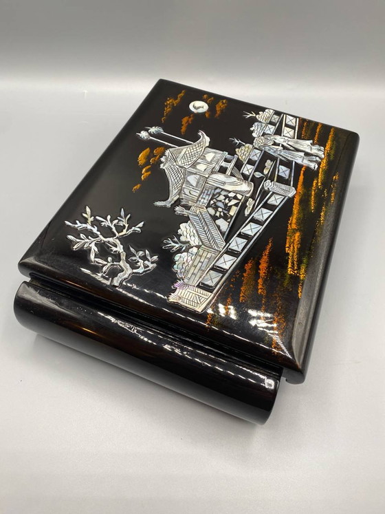 Black Lacquered Jewelry Box – Mother-of-Pearl Inlays – Pagoda Scene and Figures – Decorative Objects, Silk (photo 3 of 7)