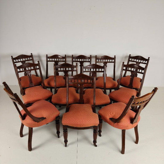 Image 1 of Ensemble de 12 chaises de salle à manger en noyer datant de la fin de l'époque victorienne, avec leurs roulettes d'origine.