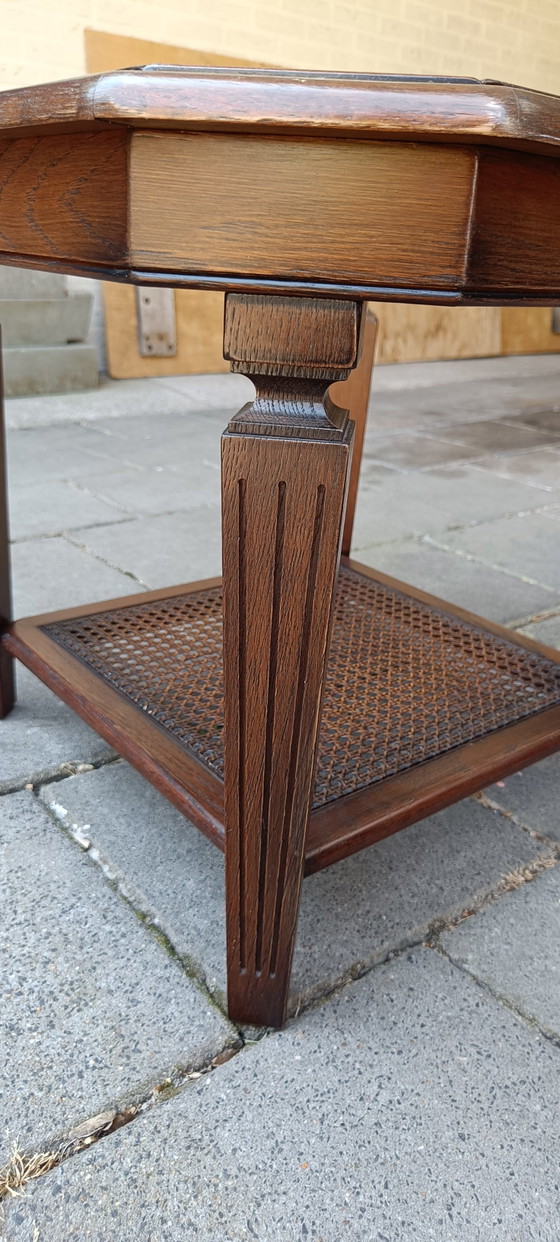 Image 1 of Vintage eikenhouten salontafel met facet geslepen blad