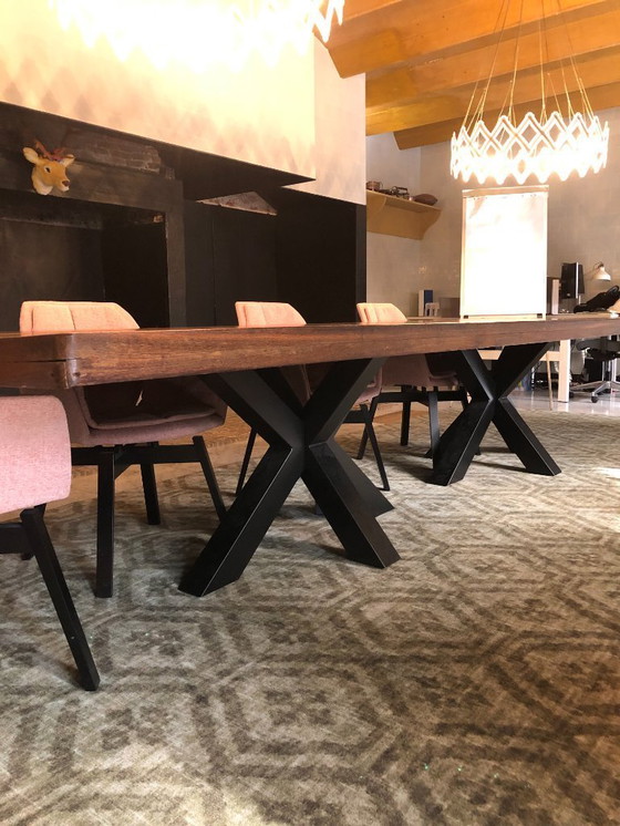 Image 1 of Table robuste en chêne massif avec 2 pieds croisés en métal