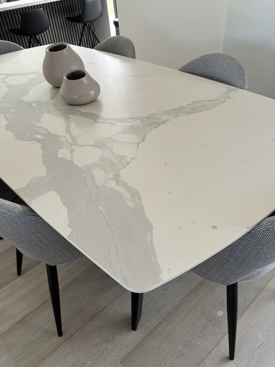 Magnifico tavolo in ceramica marmorizzata, Normann Copenhagen, Tavoli da pranzo, Ferro, Bianco (foto 4 di 5)
