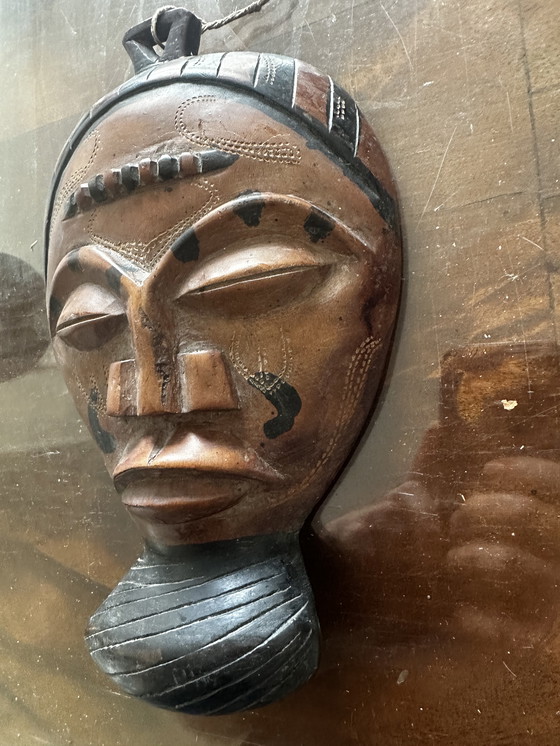 Image 1 of Petit masque Africain en bois sculpté début XX e siècle