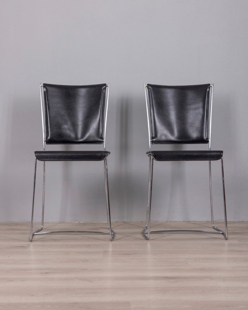 Een paar vintage leren stoelen uit de jaren 90, ontworpen door Segis Italia.