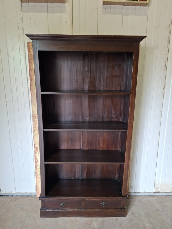 Image 1 of Dimensiones de la librería colonial de teca: 97 x 32 cm y 180 cm de alto.