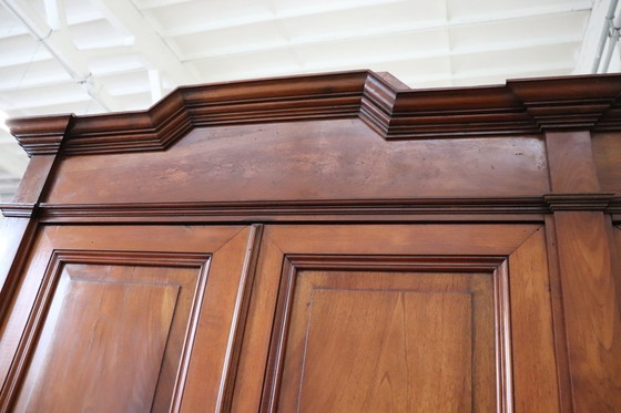 Image 1 of Grote antieke kledingkast van massief walnotenhout, Italië, midden 19e eeuw.