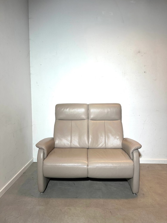 Conjunto de sofás de cuero Musterring – Función de relajación eléctrica – 2 plazas y 3 plazas – Loveseat (photo 2 of 7)