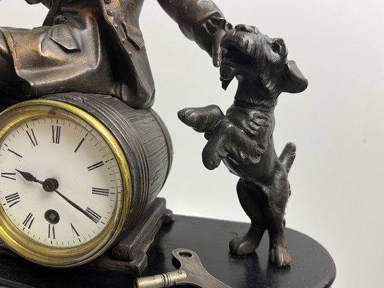 Pendule française ancienne à motif de chasseur et de chien – env. 35 cm – Iron, Other (photo 5 of 11)
