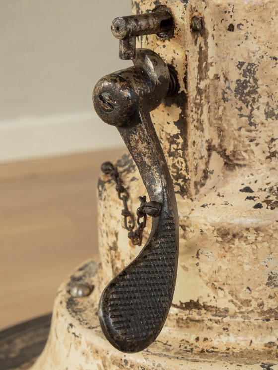 Image 1 of Industrieller Linoleumtisch mit gusseisernem Gestell