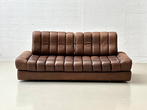 Sofá cama DS-85, un modelo emblemático de De Sede, color marrón coñac, Suiza, década de 1960.