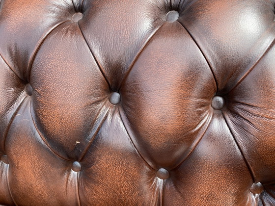 Sofá de 3+2 plazas color marrón flameado en perfecto estado. – Chesterfield, Leather (photo 5 of 6)