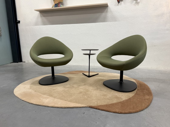 Image 1 of 2 Artifort Shark Lounge Draaifauteuils groen stof 