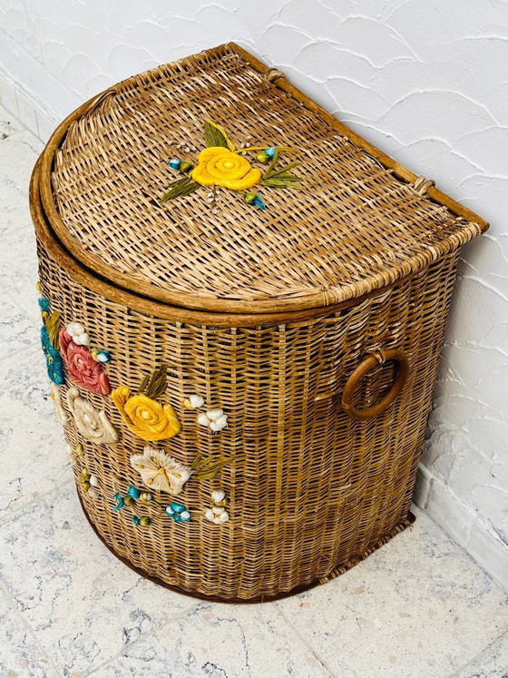 Image 1 of Vintage rieten mand met kleurrijke bloemenversiering