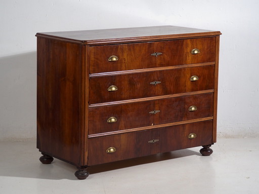Commode ancienne en pin avec quatre tiroirs et poignées en laiton – Europe Centrale, vers 1900