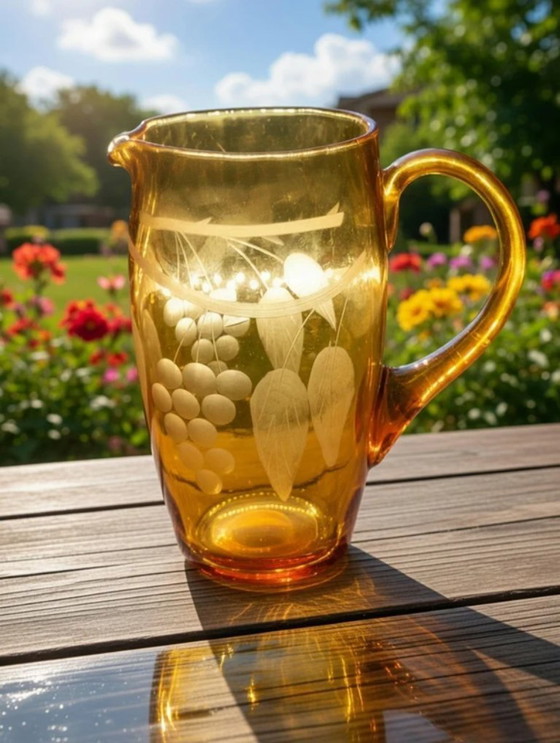 Image 1 of Brocca da vino vintage boema color ambra con incisione a grappolo d'uva.