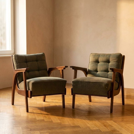 Twee vintage fauteuils uit het midden van de 20e eeuw met houten frame en groene bekleding, 68 × 78 × 84 cm (photo 2 of 8)