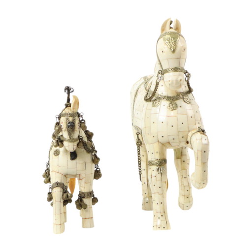 Paire de chevaux en bois couverts de pattes