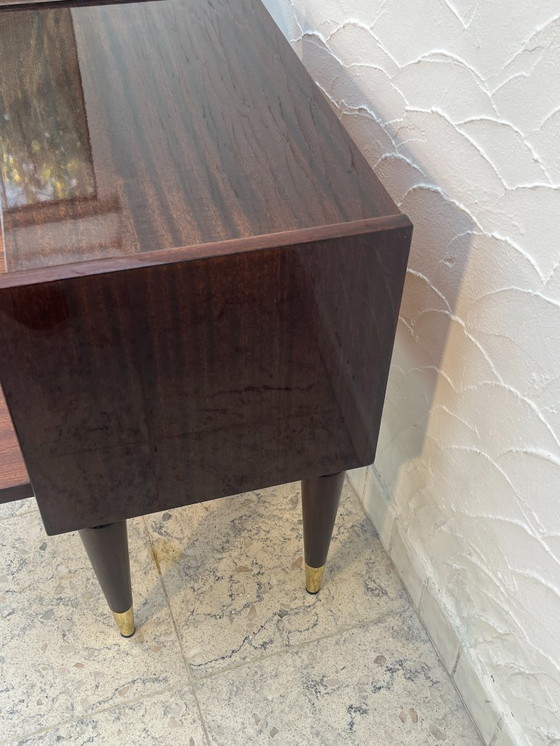 Image 1 of Een paar vintage nachtkastjes uit de jaren 60 met messing spijlenpoten.