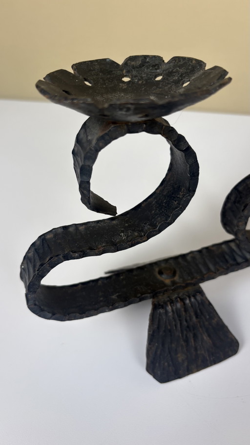 Candelabro escandinavo de hierro forjado negro, hecho a mano, con forma de barco vikingo, de estilo brutalista.