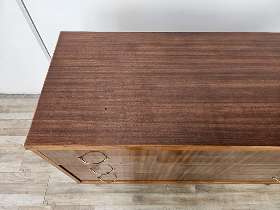 Image 1 of Commode des années 1950 recouverte de noyer avec poignées en laiton