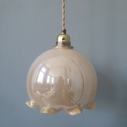 Vintage opaline hanglamp in kelkvorm met parelmoer glans. 