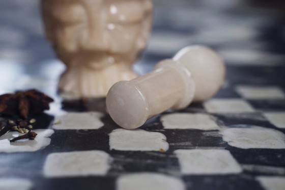 Image 1 of Antico mortaio e pestello orientale in alabastro intagliato, pezzo decorativo in pietra d'epoca