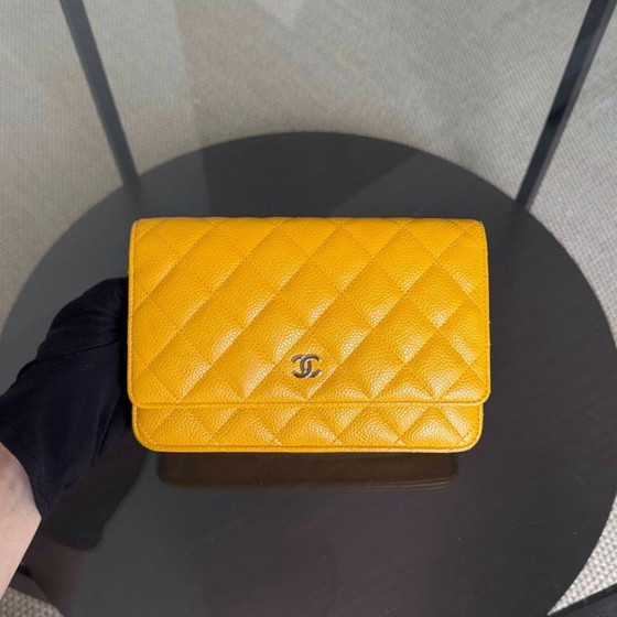 Image 1 of Portafoglio Chanel con catena WOC - Serie 25 in pelle trapuntata color giallo caviale