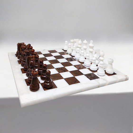 Image 1 of Magnifique jeu d'échecs marron et blanc des années 1970 en albâtre de Volterra, fait main. Fabriqué en Italie.