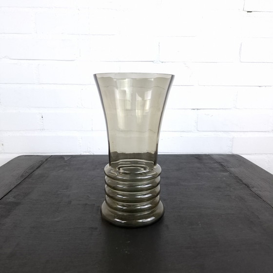 Vintage Copier Art Deco vase 1930s ribbed smoked glass, Brown (photo 2 of 7)