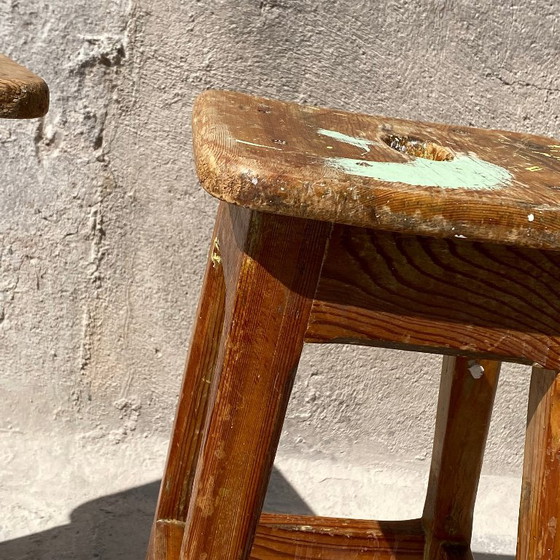 Par de taburetes de taller antiguos de madera patinada. – Wood (photo 5 of 9)
