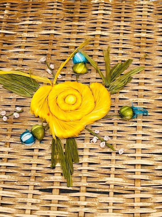 Image 1 of Vintage rieten mand met kleurrijke bloemenversiering