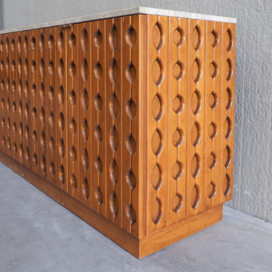 Credenza brutalista contemporanea in legno intagliato con piano in travertino – Credenze, Wood, Brass (photo 13 of 16)