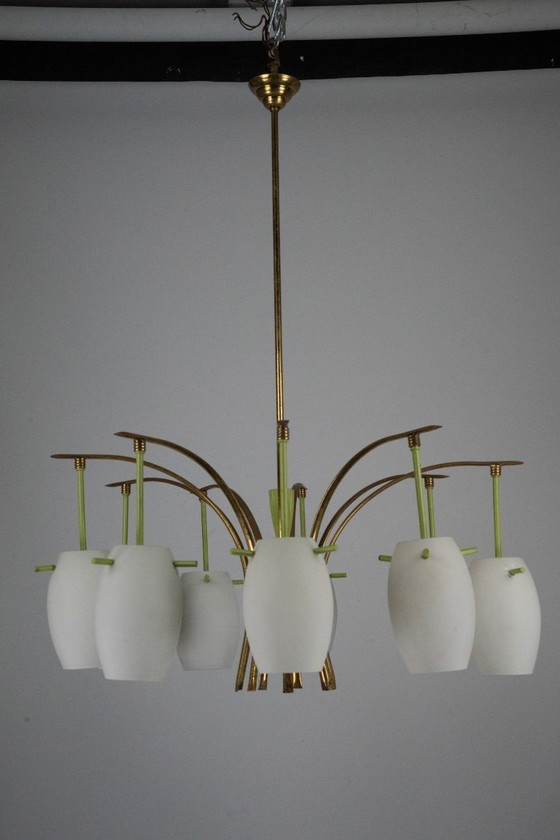 Image 1 of 9-armiger Messing-Kronleuchter aus der Jahrhundertmitte mit grünem Lack und Opalglas. Italien 1950er Jahre
