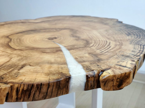 Image 1 of Colombie | Table basse artisanale en frêne avec résine époxy blanc perle