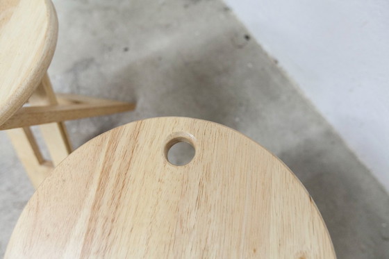 Image 1 of Een paar opklapbare krukjes van Adrian Reed uit de jaren 80.