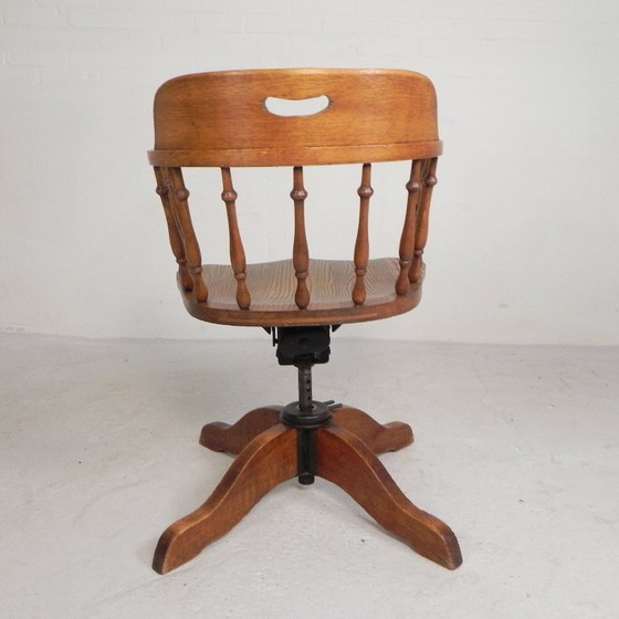 Image 1 of Silla de oficina de roble con sistema de muelles y altura regulable, década de 1930.