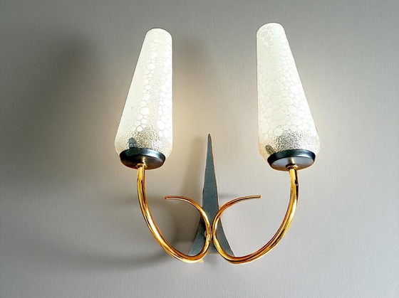 Image 1 of Applique da parete in ottone Mid-Centur Modern con paralumi conici in vetro smerigliato, anni '50, set di 2