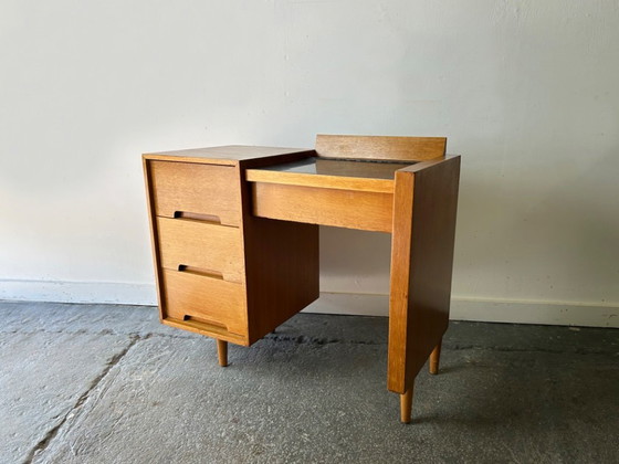 Image 1 of Zeldzame compacte kaptafel of bureau met klapspiegel uit het midden van de 20e eeuw, ontworpen door John & Sylvia Reid voor Stag