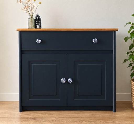 Armoire en bois relookée avec poignées en céramique